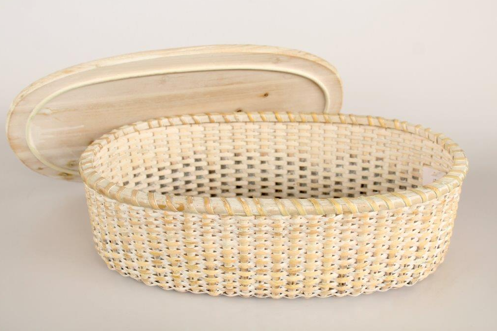 Set of 2 White Washed Baskets with Wooden Lid