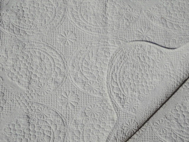 DOUBLE CREAM FLORAL CIRCLE QUILT