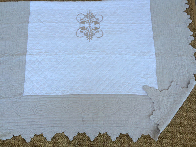 SINGLE GREY SCALLOPED EDGE OFF WHITE QUILT