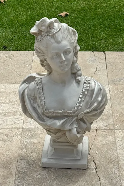 Marianne Bust