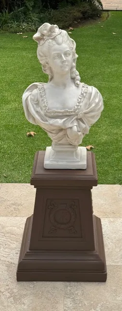 Marianne Bust