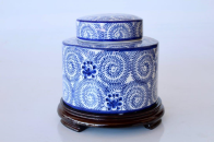 MEDIUM BLUE JAR FLAT LID ON WOODEN STAND - NetDécor