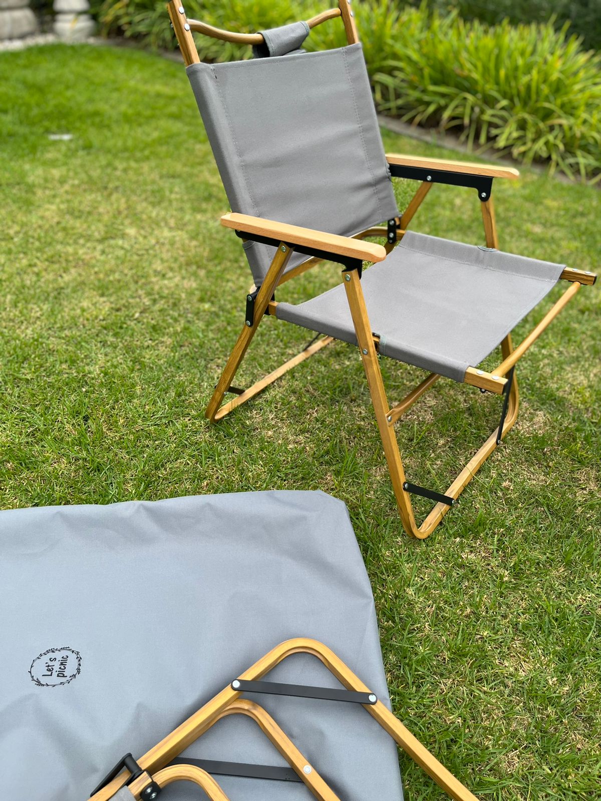 OutDoor Rolling Table & Chairs (sold separately) - NetDƩcor