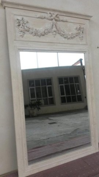 Cream Distressed Mirror with Wreath Design. - NetDécor