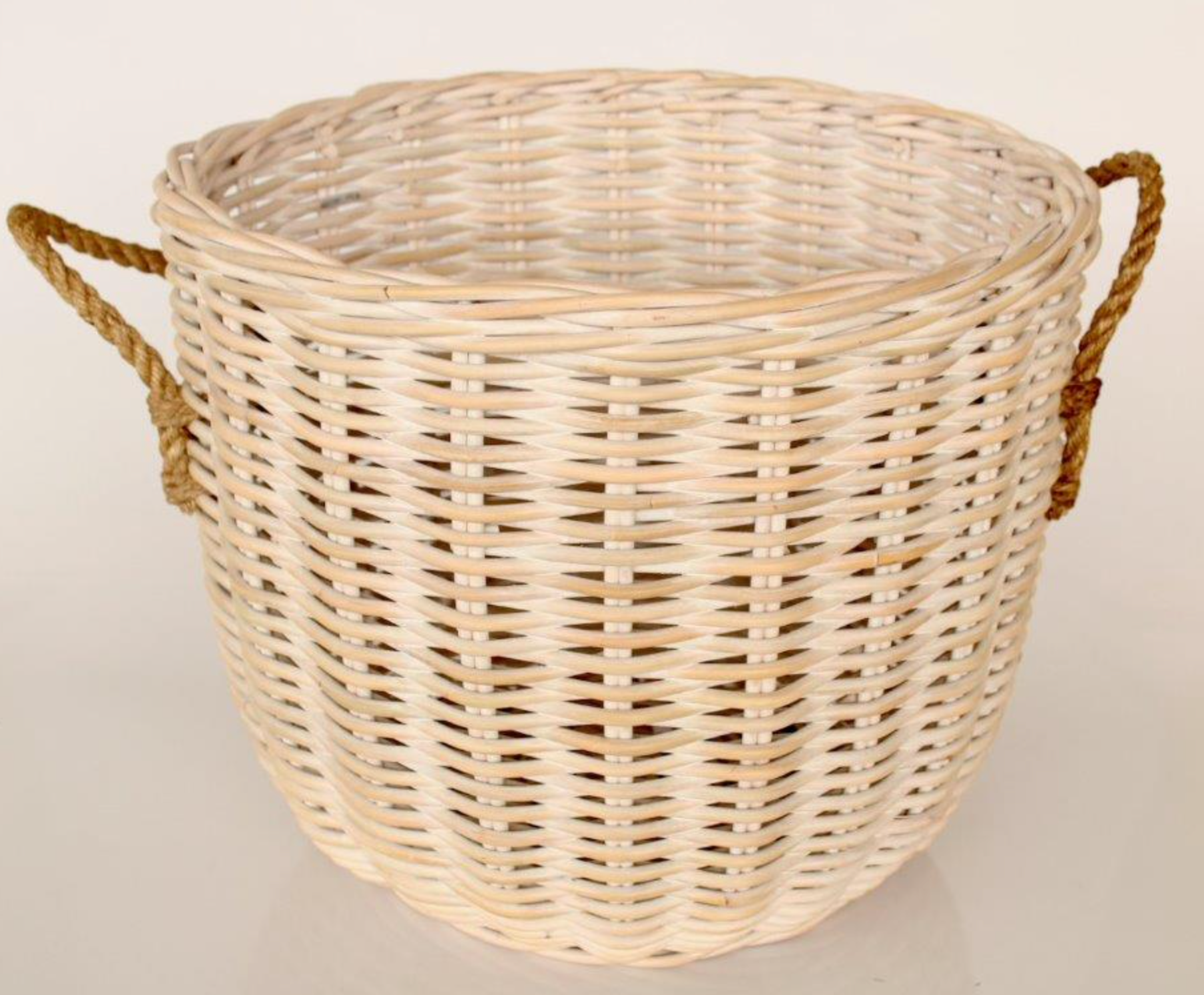 EXRA LARGE RATTAN BASKET WITH ROPE HANDLE DETAIL - NetDécor