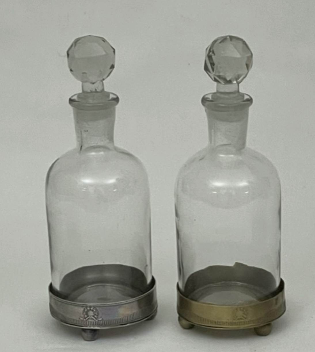 GLASS BOTTLE CLASSIC WITH PEWTER & ANTIQUE BASE - NetDécor