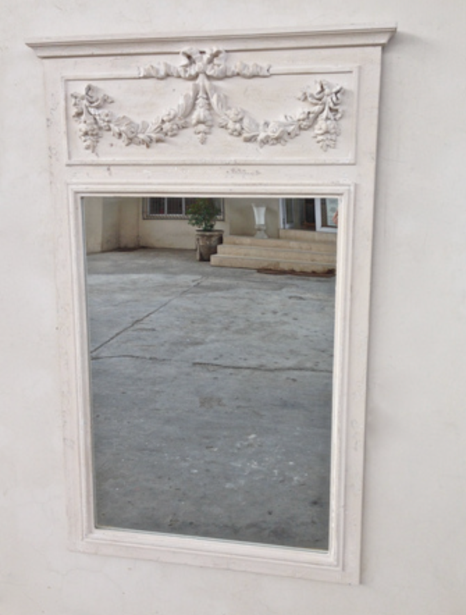 Cream Distressed Mirror with Wreath Design. - NetDécor
