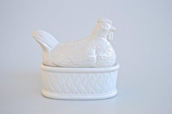 15 cm White Oval Bowl with Hen Lid. - NetDécor