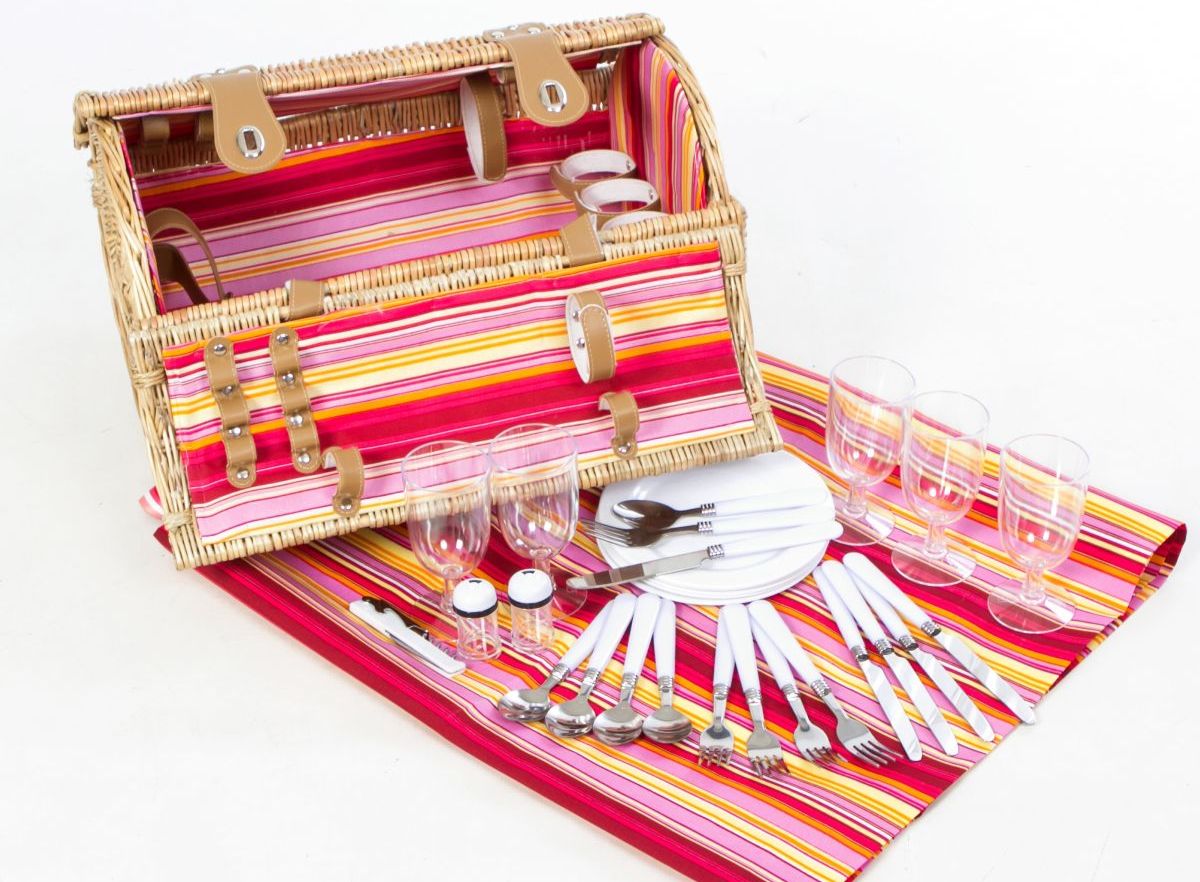 Fiesta 5 person basket with stainless steel cutlery and table cloth