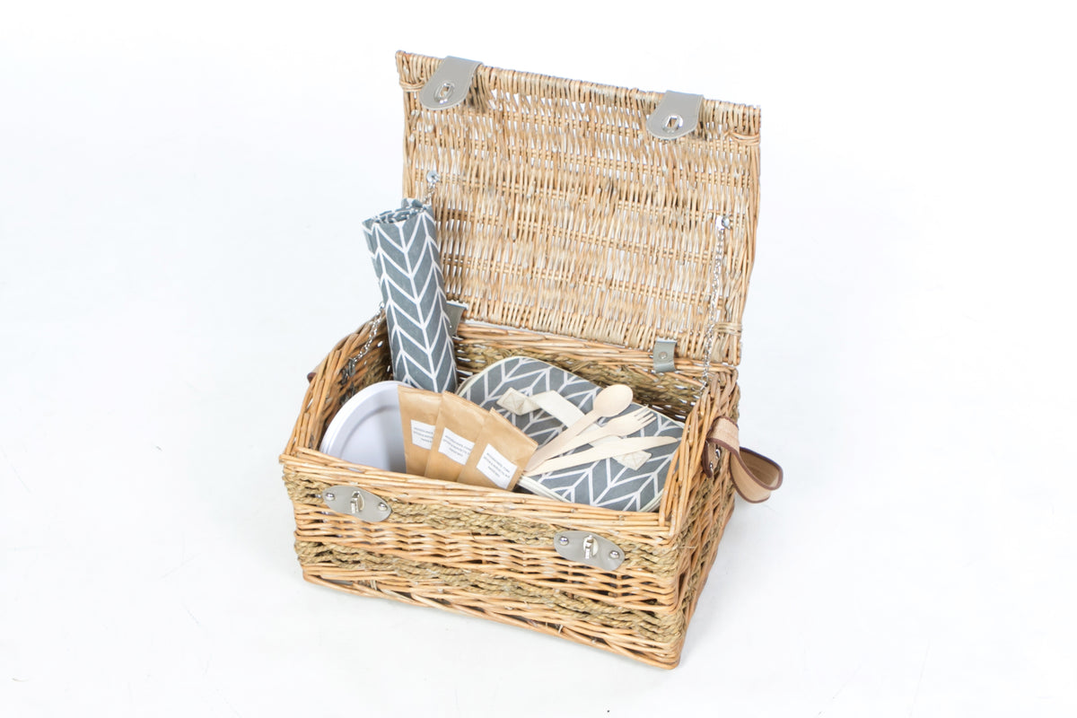 Classic Picnic Basket with Cutlery