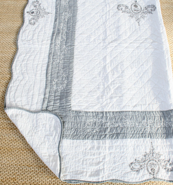 CREAM GREY PATTERN SCALLOPED EDGE QUILT