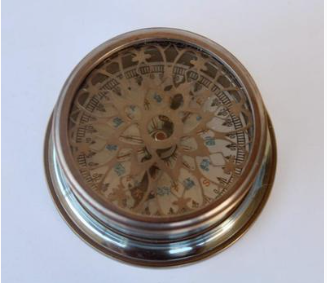 COMPASS WITH GLASS LID
