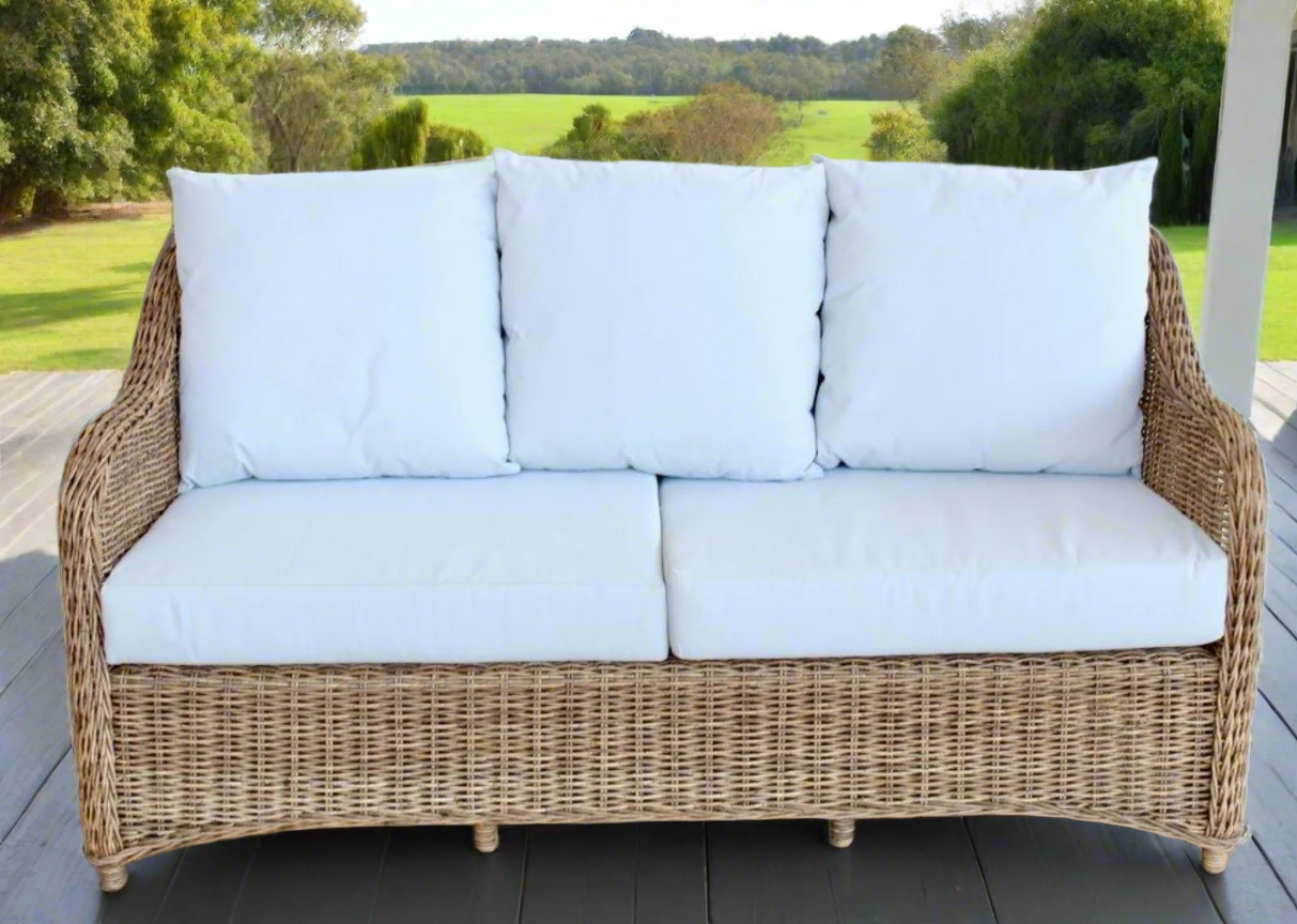 2.5 SEATER OUTDOOR COUCH OFF-WHITE CUSHIONS