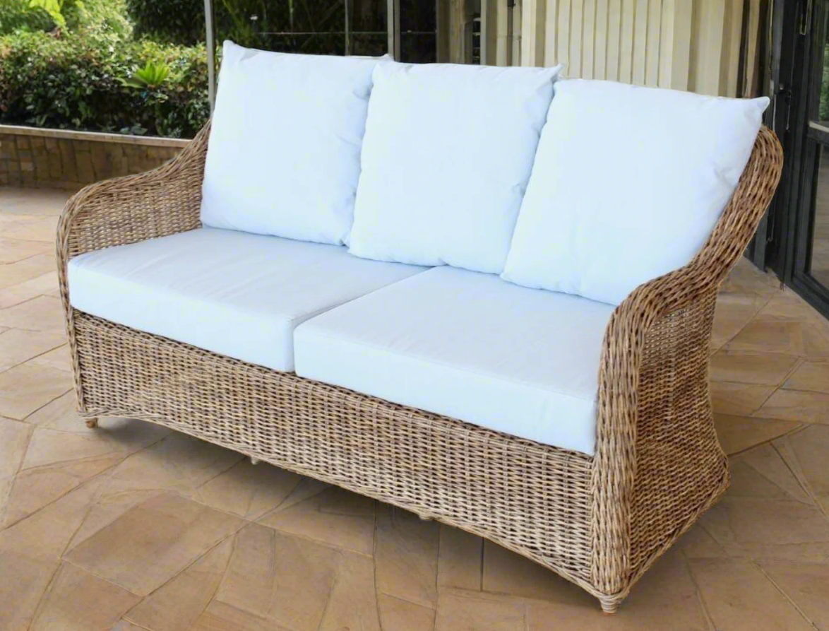2.5 SEATER OUTDOOR COUCH OFF-WHITE CUSHIONS