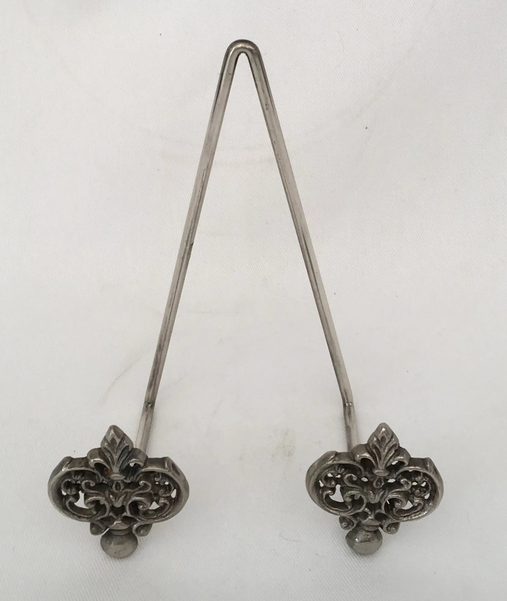 Easel Pewter Medium