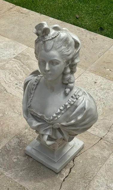 Marianne Bust