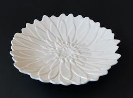 MEDIUM WHITE PORCELIAN PETAL EDGE PLATE - NetDécor 