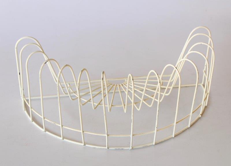 HALF MOON METAL PLATE STAND - NetDécor 