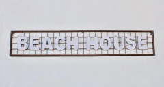 METAL 'BEACH HOUSE' SIGN - NetDécor 