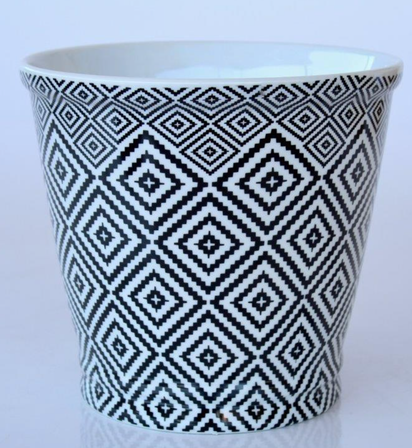 BLACK GEO ROUND PLANTER - NetDécor 