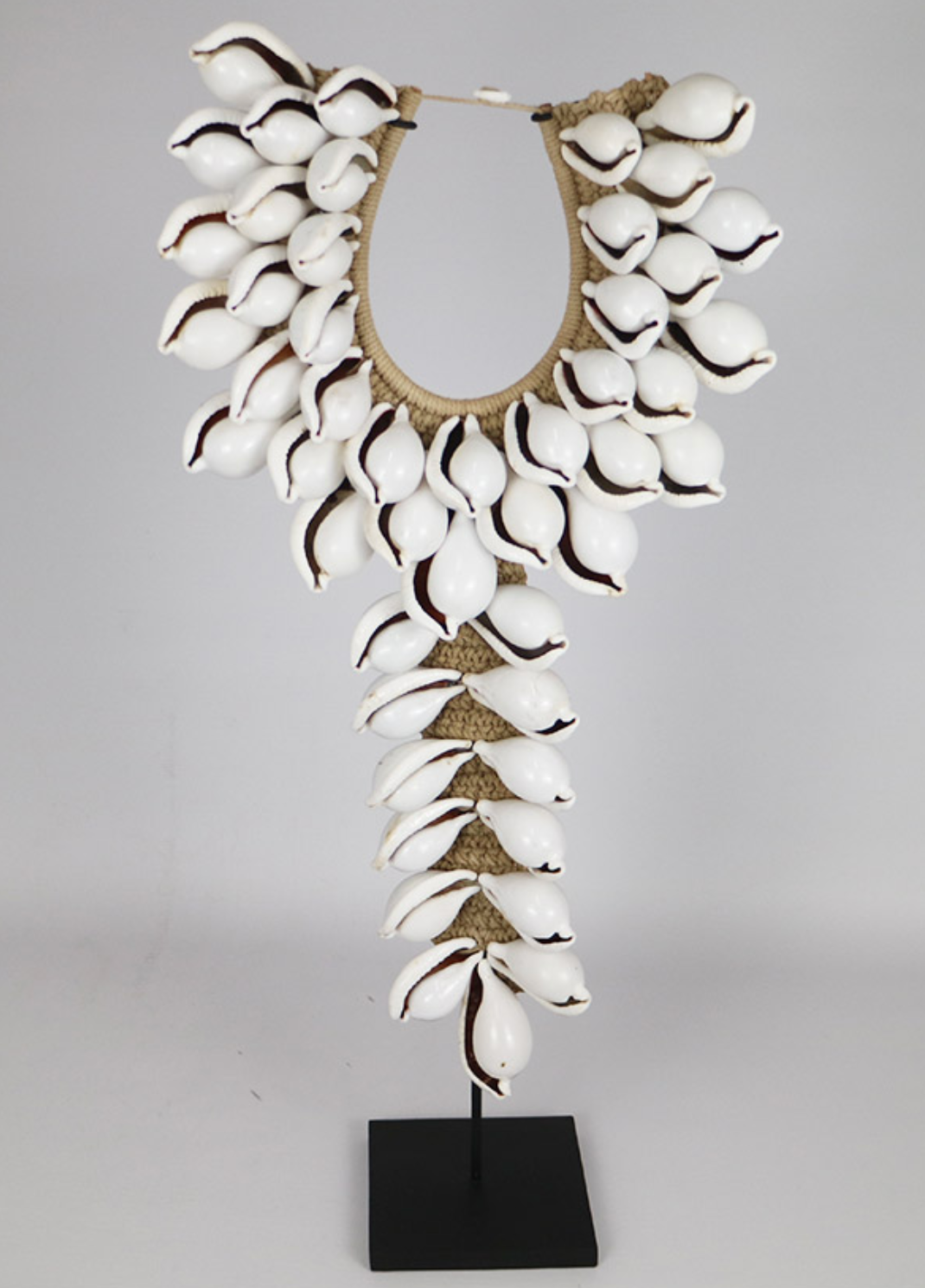 NECKLACE SHELL ON METAL STAND BLACK&WHITE XL TIE - NetDécor 