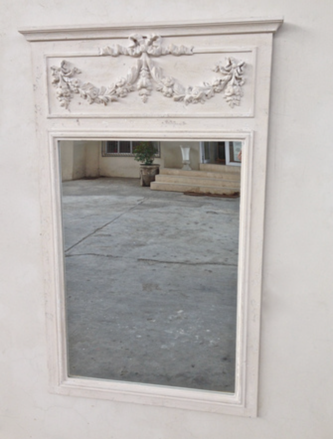 Cream Distressed Mirror with Wreath Design. - NetDécor 